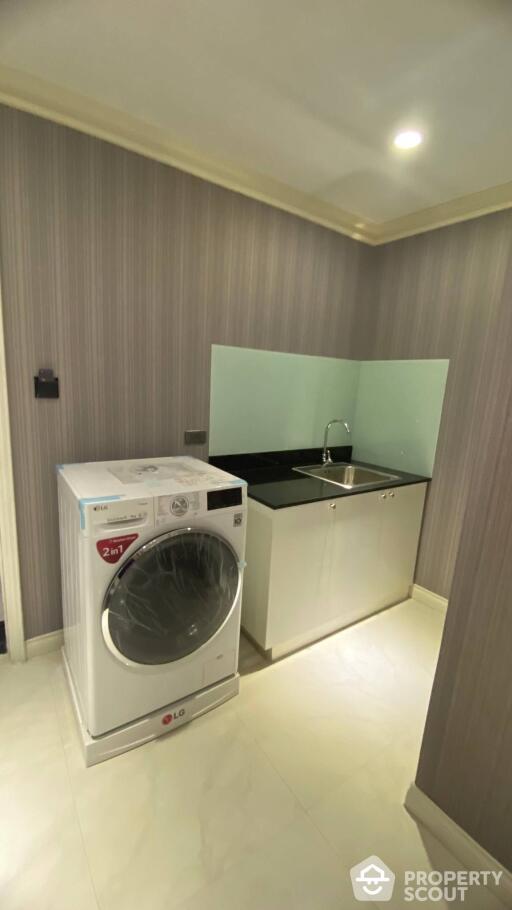 1-BR Condo at Nusa State Tower Condominium near BTS Saphan Taksin (ID 438136)