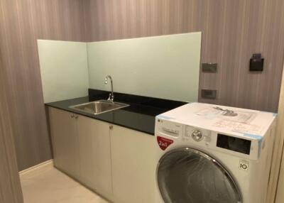 1-BR Condo at Nusa State Tower Condominium near BTS Saphan Taksin (ID 438137)