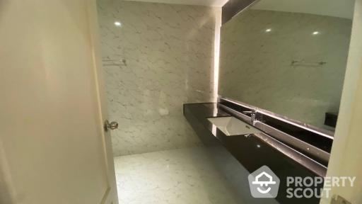 1-BR Condo at Nusa State Tower Condominium near BTS Saphan Taksin (ID 438137)