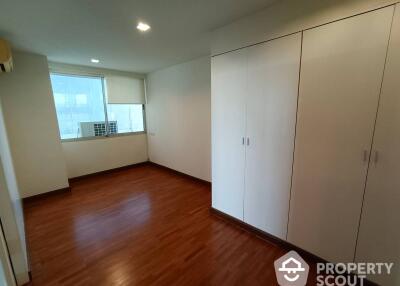 2-BR Condo at Newton Tower Condominium near BTS Nana