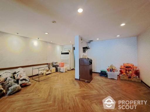 Commercial for Rent in Khlong Tan Nuea