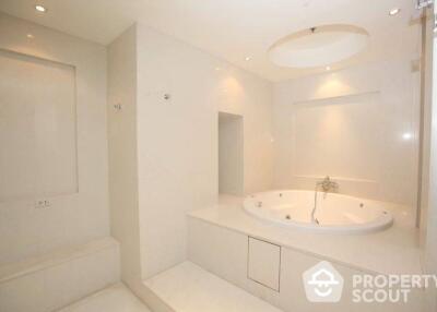 4-BR Apt. near BTS Phloen Chit