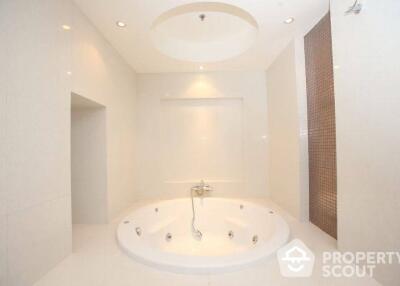 4-BR Apt. near BTS Phloen Chit