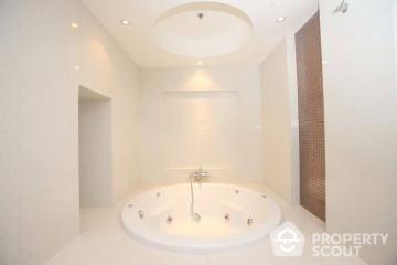 4-BR Apt. near BTS Phloen Chit