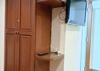 2-BR Condo at Beverly Tower near ARL Makkasan