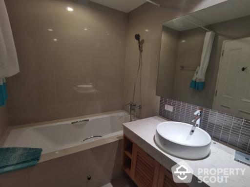 2-BR Condo at The Rise Sukhumvit 39 near BTS Phrom Phong (ID 514937)