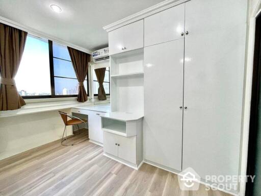 1-BR Condo at Supalai Place Sukhumvit 39 near BTS Phrom Phong