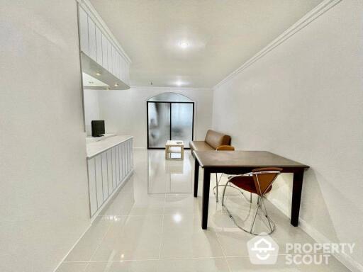 1-BR Condo at Supalai Place Sukhumvit 39 near BTS Phrom Phong