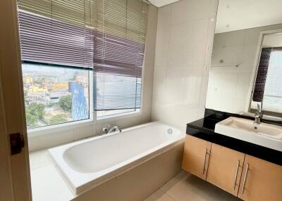 2-BR Condo at Fullerton Sukhumvit near BTS Ekkamai