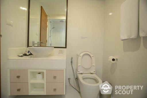 2-BR Serviced Apt. near BTS Phrom Phong