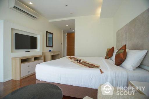 2-BR Serviced Apt. near BTS Phrom Phong