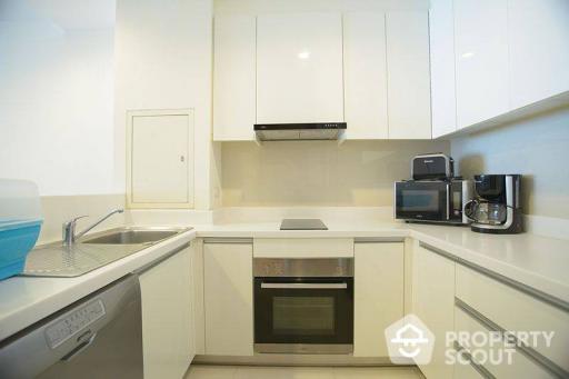 2-BR Serviced Apt. near BTS Phrom Phong