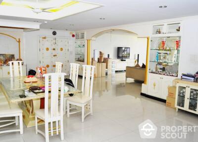 3-BR Condo at Oriental Towers Condominium near BTS Ekkamai