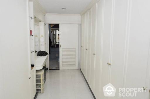 3-BR Condo at Oriental Towers Condominium near BTS Ekkamai