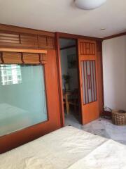 1-BR Condo at Supalai Place Sukhumvit 39 near BTS Phrom Phong (ID 510253)