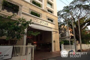 2-BR Condo at Tristan Sukhumvit 39 near BTS Phrom Phong (ID 514848)