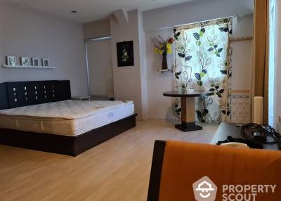 Studio Condo at Baan Siri Sathorn Yenakard Condominium near MRT Khlong Toei