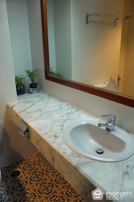 2-BR Condo at Siphaya River View Condominium near MRT Hua Lamphong