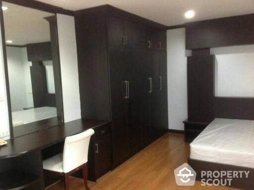 2-BR Condo at Baan Suanpetch Condominium near BTS Phrom Phong (ID 511869)