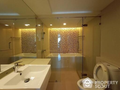 3-BR Condo at Le Nice Ekamai Condominium near BTS Ekkamai (ID 513822)