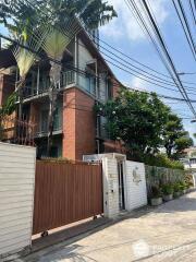 2-BR Apt. near BTS Ekkamai