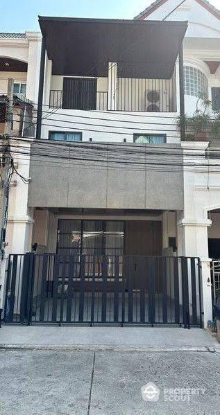 2-BR Townhouse in Chong Nonsi