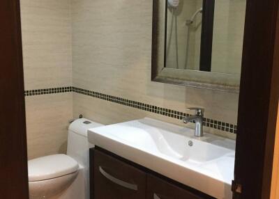 1-BR Condo at Regent On The Park1 (sukhumvit26) Condominium near BTS Phrom Phong (ID 513125)