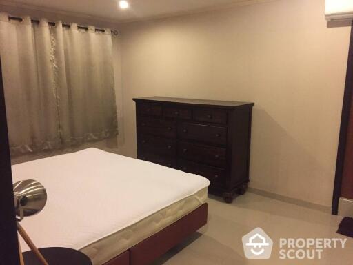 1-BR Condo at Regent On The Park1 (sukhumvit26) Condominium near BTS Phrom Phong (ID 513125)