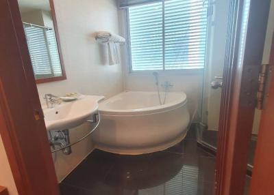 3-BR Apt. near BTS Surasak (ID 392923)