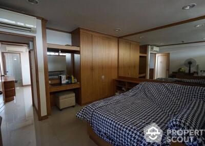 2-BR Condo at Sribumpen Condo Home near MRT Khlong Toei