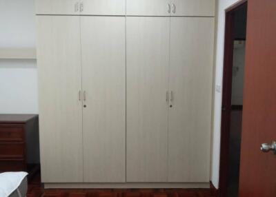 3-BR Apt. near BTS Phrom Phong (ID 211862)