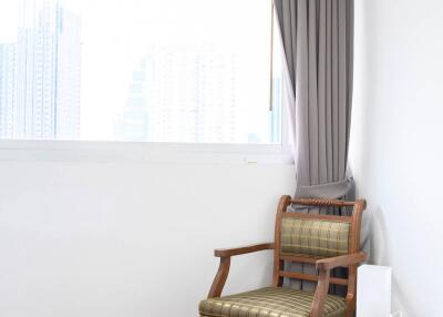 2-BR Condo at First Tower Condominium near BTS Phloen Chit (ID 469856)