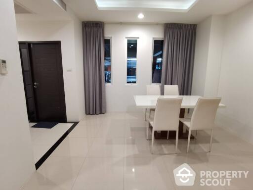 2-BR Townhouse near MRT Phetchaburi