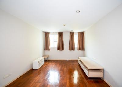 Condo near BTS Nana/bilinguo schools/shops