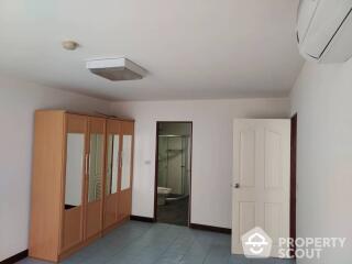 1-BR Condo at Sathon Place Building in Khlong Ton Sai