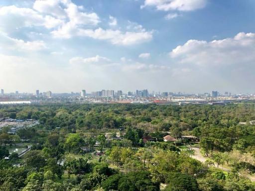 greenery Jatujak park view with cool air from private balcony, near BTS, MRT