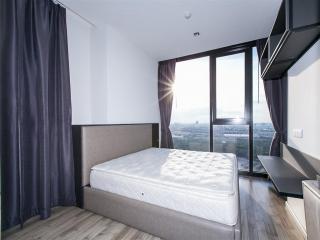 Two bedrooms with amazing park view on 29th floor ,near BTS Mochit