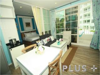 Blue Unit Condo Great Furniture and Pool View