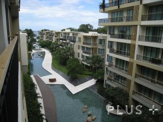 Condo with 230m pool easy access to city