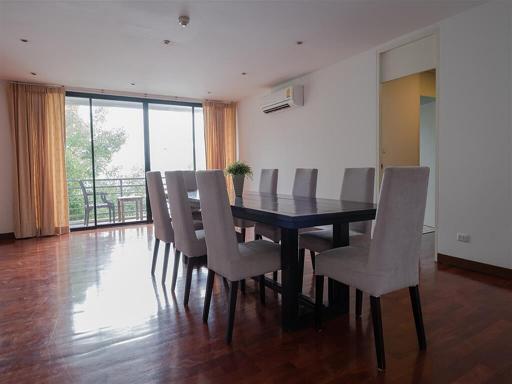The generous  225 sq.m. with three bedroom in Benviar Tonson Residnce