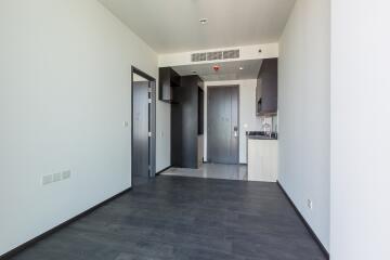 Easy access condo 5 minutes to BTS/MRT