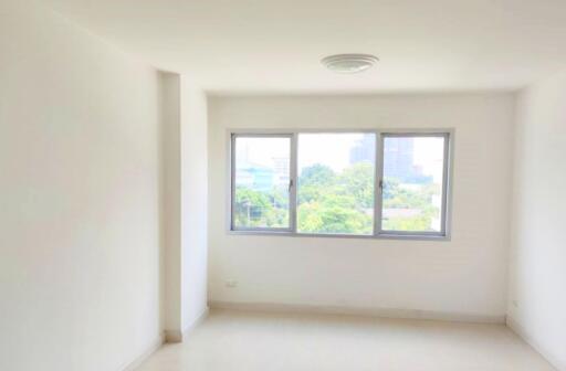 Condo only 5 minutes walk to BTS Thonglor