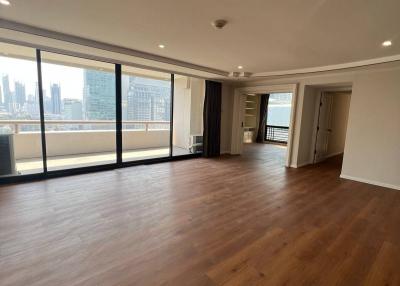 3-BR Condo at Somkid Gardens Condominium near BTS Chit Lom