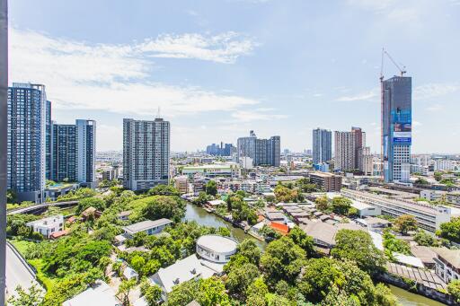 THE BASE Park West Sukhumvit 77. The property is presented in beautiful condition throughout,
