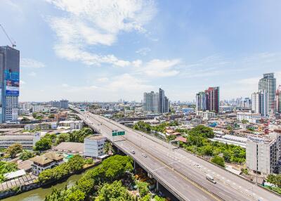 THE BASE Park West Sukhumvit 77. The property is presented in beautiful condition throughout,