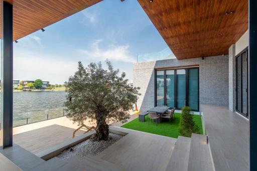 Modern style detached house on the lakeside of Muang Thong in The Laken.