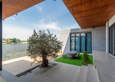Modern style detached house on the lakeside of Muang Thong in The Laken.