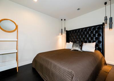 Ashton Morph 38, a generous room for rent is nicely situated on the high level