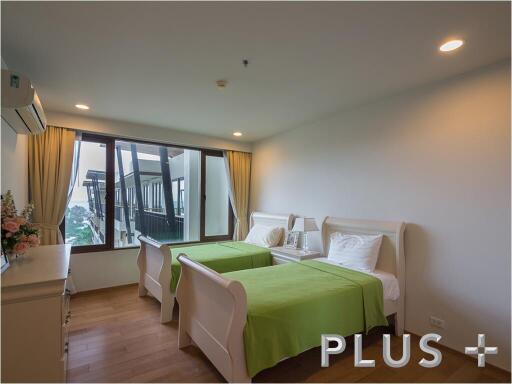 Condo with 230m pool easy access to city