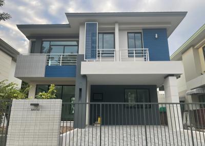 Modern design house Next to Kanchanaphisek Road and near BTS Silom-Bang Wa.